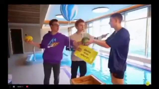 Влад толкнул Глента б Бассейн😂😂