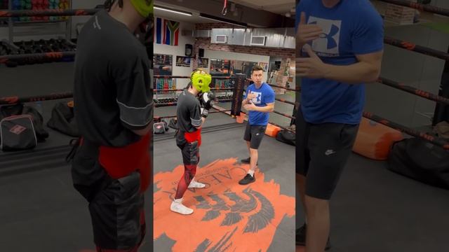 Отработка в парах по заданию. #тренерпобоксу #бокс #boxing