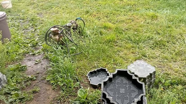 в калошах..снег по колено ..за дровами зимой...мороз до сорока..