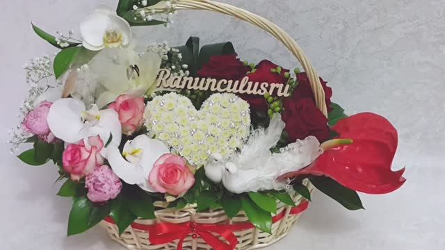Корзина цветов в подарок на свадьбу