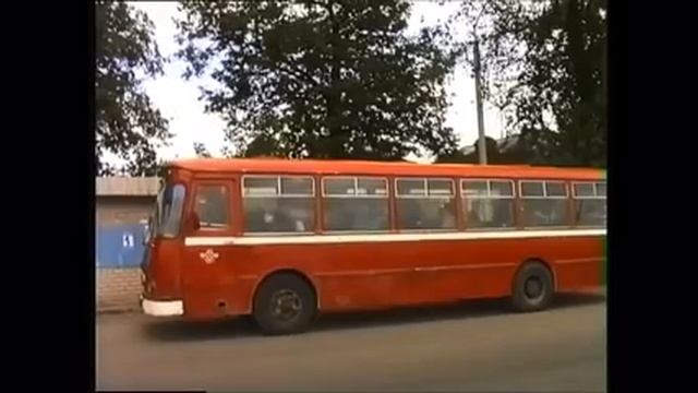 Маленькая и старшая сестра дочка девочка Кариша сидит в автобусе