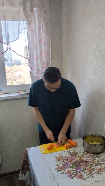 Нарезаем морковь для Окрошки