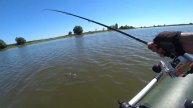 Забыл подсак.Забагрил щуку.Как не попасться на тройни?