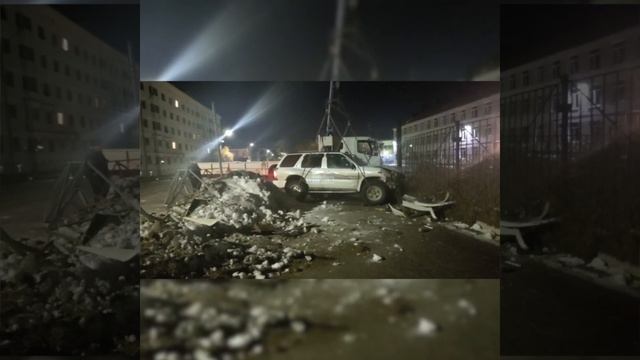 В Охе внедорожник снес забор возле детской поликлиники