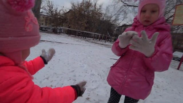 Снег. Зима. Играем с детишками в снежки