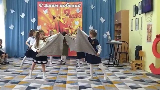 Музыкальный подарок танец с платками старшая группа