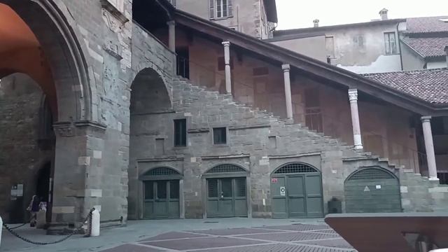 Бергамо. Верхний город. Пьяцца Веккья, башня Торре Чивика, 9 часов вечера