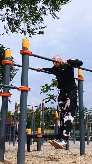 Что можно сделать на брусьях?! #турник #спорт #брусья