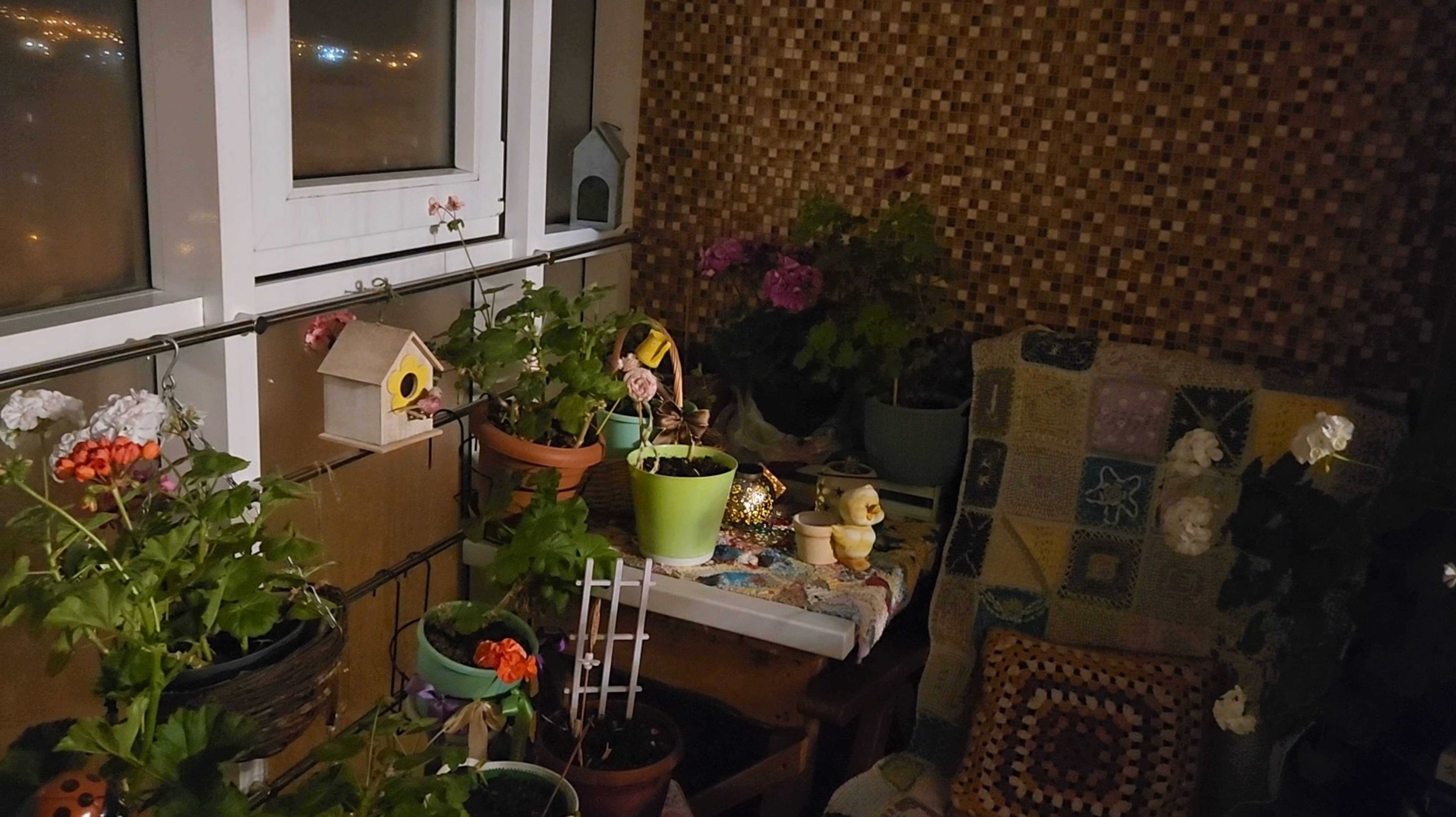 Садовые фонарики в интерьере балкона//Советы по покупке