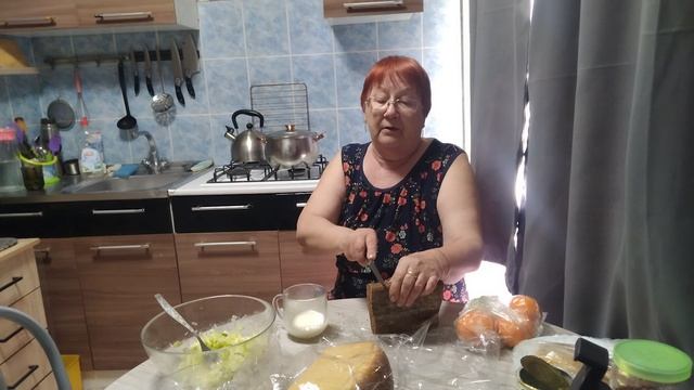 Приехали с дачи голодные на ходу едим😊