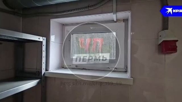 Хозяин бара Гусейнов Мубариз Муса Оглы предположил, что девушка выбралась через небольшое окно