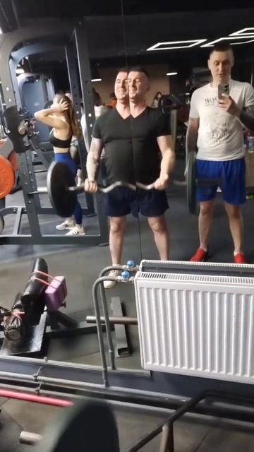 Подъём штанги на бицепс стоя (за 3 недели -4 кг)😝 #bodybuildin