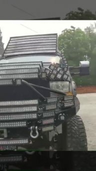 Любит поярче.