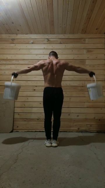 Упражнение на плечи, средние дельты. #Shorts