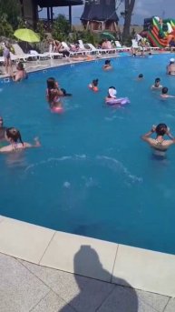 Прыгаю в бассейн #отдых #жара #бассейн #лето #природа #б?