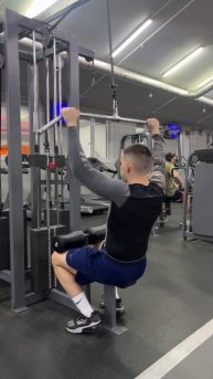 Вертикальная тяга прямым широким хватом