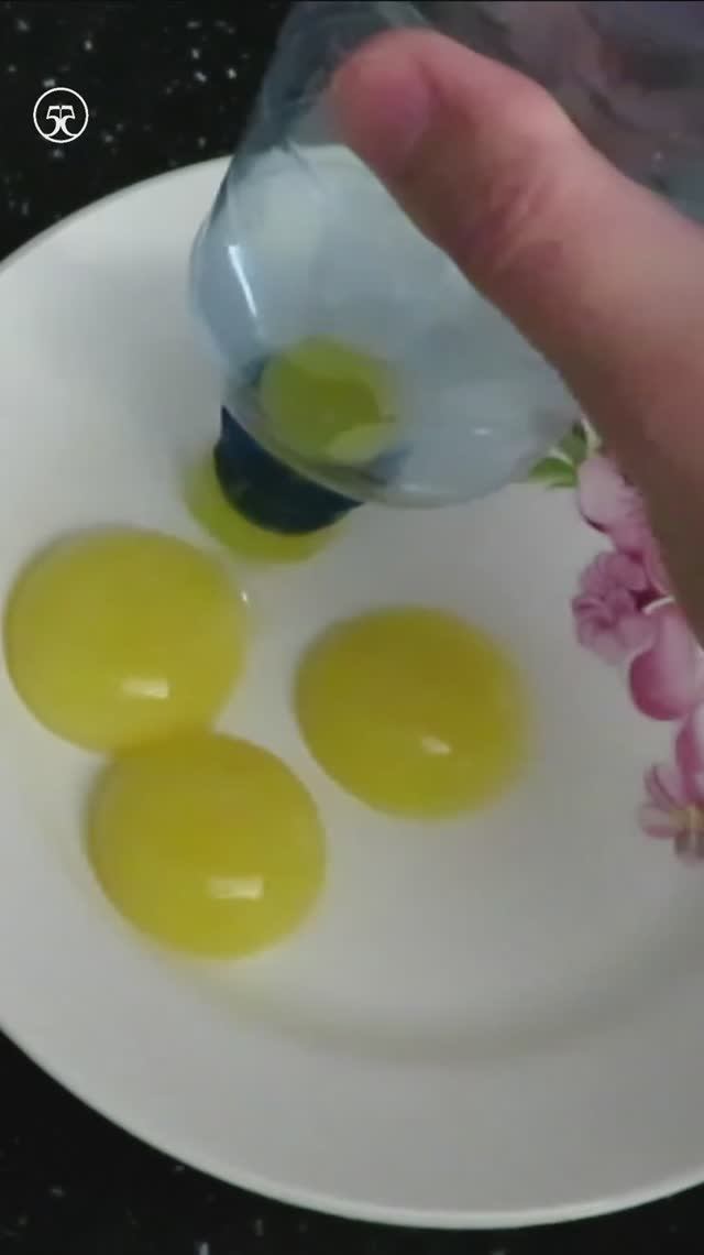 Как отделить ЖЕЛТОК от БЕЛКА 🍳 бутылкой