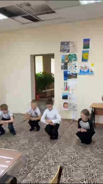 Танцуем в присядку под песни военных лет