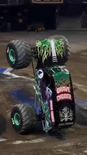 GD Wheelie!!! #monsterjam #monstertruck #automobile #motorsport #offroad #shorts #wheelies #stunts