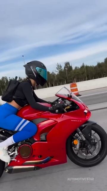 Красотка на Ducati