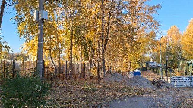 Территория Парка Алые Паруса Воронеж. Странные две сцены-подиум,для чего они, декорации наверное