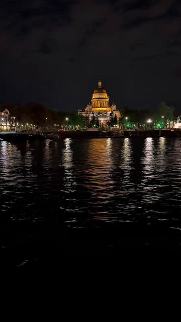 Питер в огнях ночи: Атмосфера города после заката