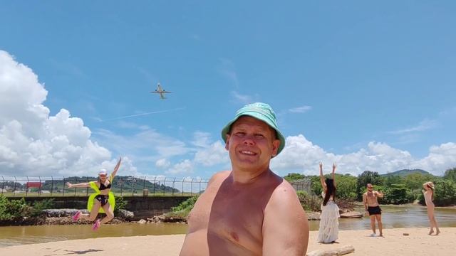 Mai Khao Beach, девушка бомбично скачет!