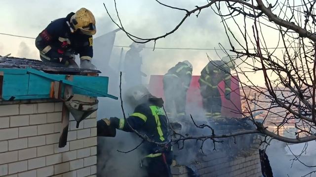 Саратовские пожарные показали запасы воздуха для работы в дыму