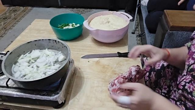 пирожки с молодой капустой, с луком и яйцом.  ешо и гуляш