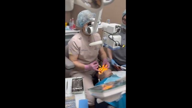 Лечение зубов с использованием микроскопа в клинике IMPLANT STORY