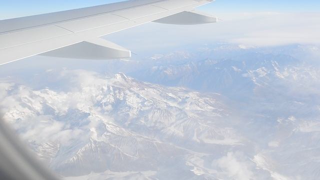 Снежные вершины под крылом самолёта!