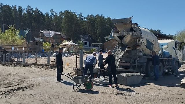 🔧🏗️ Подача бетона в опалубку | Фундамент для гидрозащитного сооружения  
#бетон #строительство