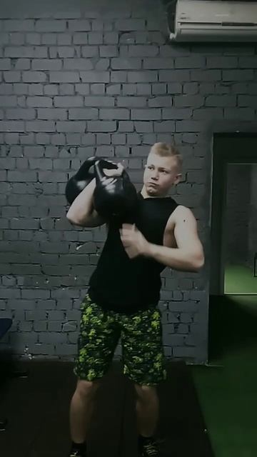 Толчок двух гирь одной рукой #music #спорт #motivation #sports #funny