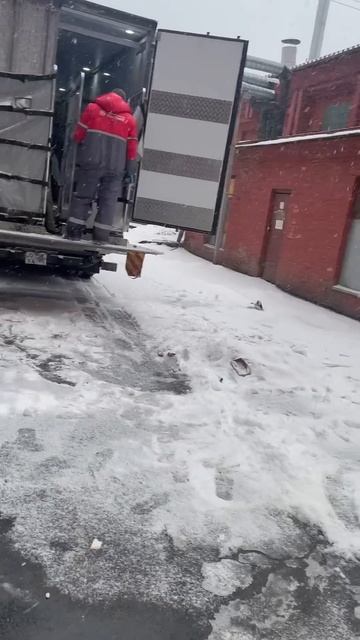 Каждое утро бесплатный фитнес на разгрузке фуры