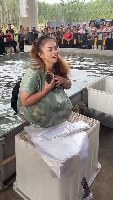 Girl Hides 2 Bags of Fish in Her T-shirt #shortsvideo