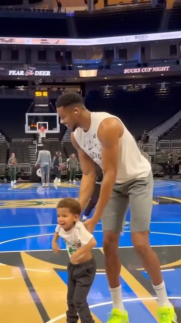 Giannis Antetokounmpo get some help from his little ones prior to the game! 😂🥹｜#Shorts