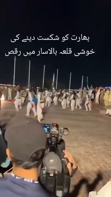 Пуштунский военный танец был организован сегодня вечером в армейском штабе в Пешаваре, Пакистан, в ч