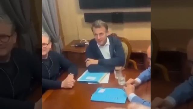 Хитрые глаза Макрона