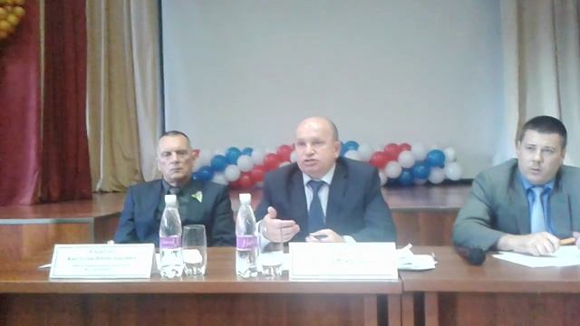 Зам главы администрации Полунин отвечает на вопросы жителей Старопарголовского квартала.