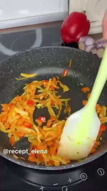 Фрикадельки в сметанном соусе😋