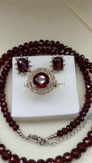 Серебро, гранат, брилианты. Бусы 14900 ₽, кольцо 15900 ₽, пу?