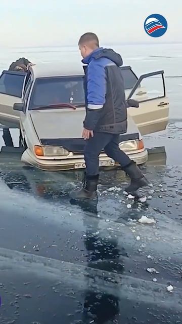 Рыбак провалился в трещину на озере Байкал на своей ма
