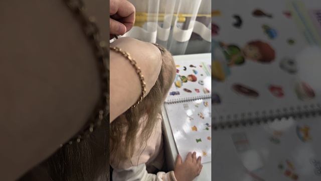 Причёска с косой и хвостами для девочки — просто, быстро, красиво 💛