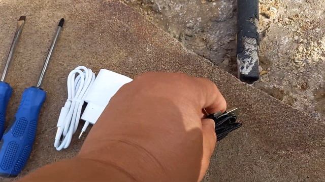 Две отвёртки, зарядка для смартфона, шнур на месте для