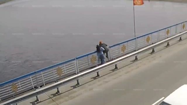 Сотрудник МЧС Тувы спас девушку, готовившуюся к прыжку с моста !!!
