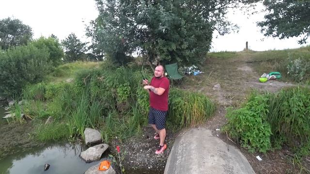 Вечерняя РЫБАЛКА на КАРАСЯ / Ловим РАКОВ Руками