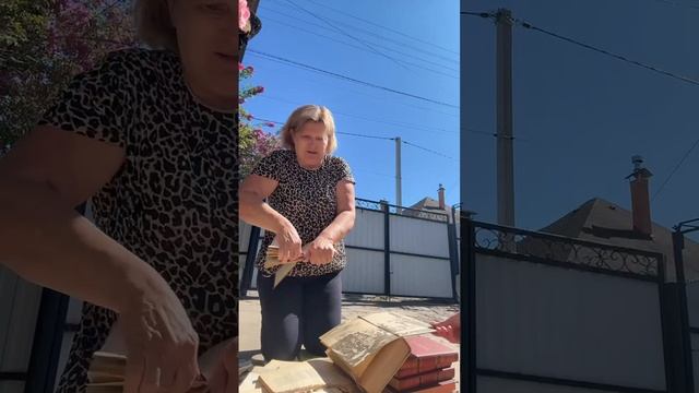 В сети опубликовали видео, как украинки рвут книги с русской классикой.Быдлизация продолжается!