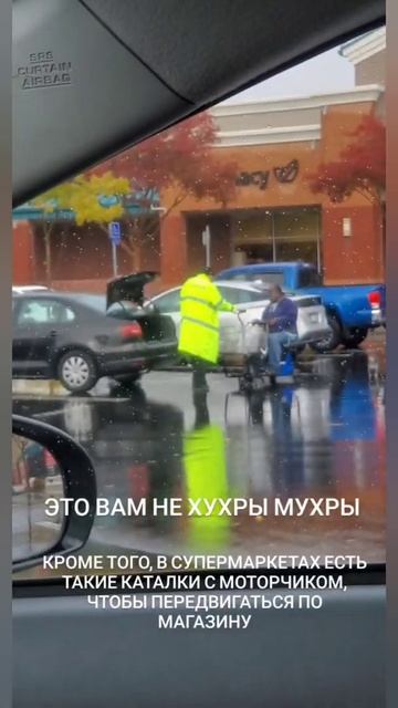Сотрудник супермаркета помогает загрузить в машину