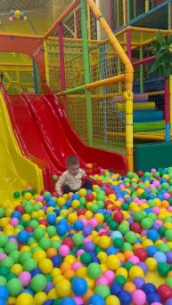 Володя катится с маленькой горки в Family Park , ТЦ «Юбилейный», г. Хабаровск. Володе 3,9 года.