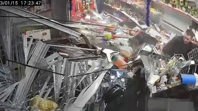 Бухой водител влетел в продуктовую лавку.